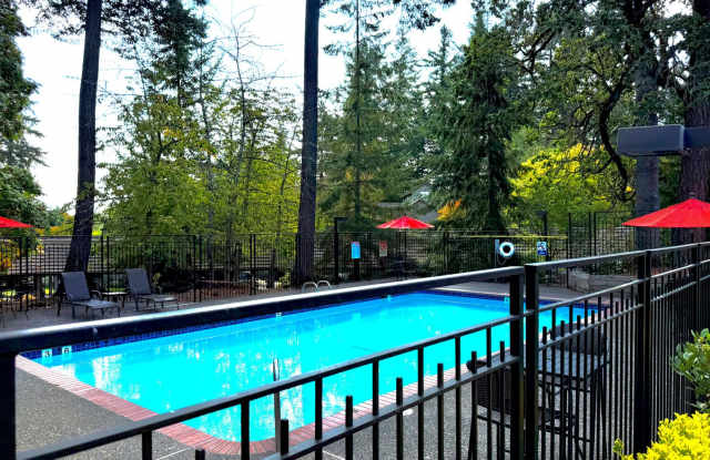 Bright & Airy Lake Oswego 2br Condo w/ Upper Loft-FLEX area could be used as Guest Rm, Office or Media Rm Gallery 4