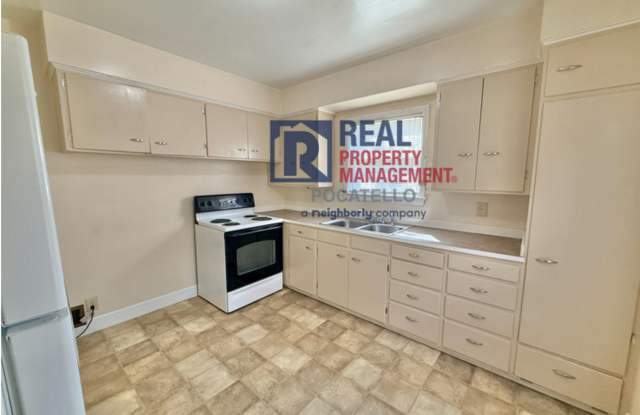 3 Bedroom 1.5 Bath home - 1 Car Garage Gallery 4