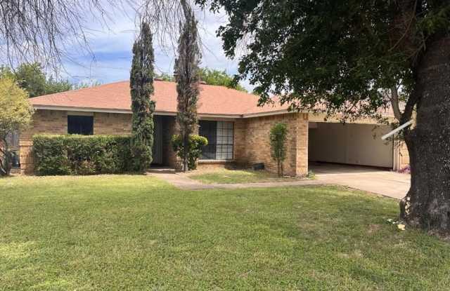 919 Cresthaven Drive - 919 Cresthaven Drive, Lancaster, TX 75134