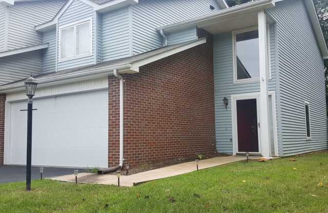 3 Bedroom 2.5 Bath 2 Car Garage Townhouse Gallery 1