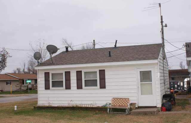 102 Moore Street - 102 Moore Street, Fruitland, IA 52749