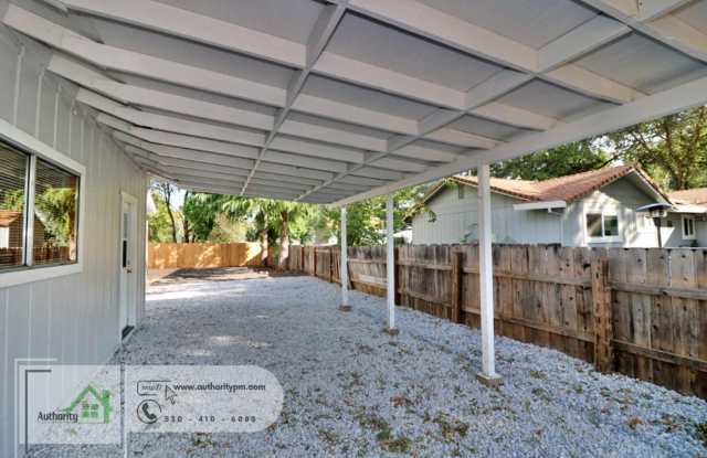 155 Mary Lane - Two Spacious Living Rooms with Wood Burning Stoves, Red Bluff Property Gallery 4