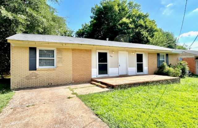 4BR Huntsville Home | 1,325 SF | Available Now Gallery 3