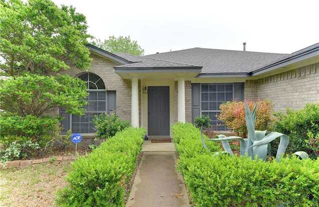 1406 Royce LN Gallery 3