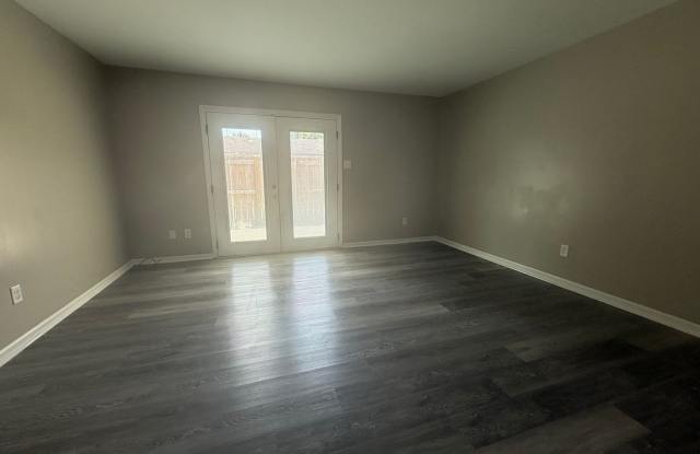 Spacious 2BR/1.5BA Townhome in Lawrence Township.  Beautiful Park like setting!! Gallery 3