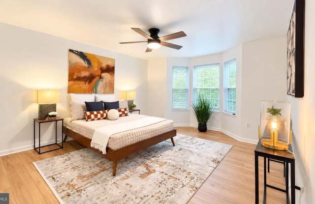 4104-H MONUMENT Court Gallery 1