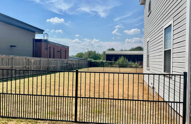 FOR LEASE: 1 Bedroom - 1 Bath Duplex In The Heart of Weatherford Gallery 4