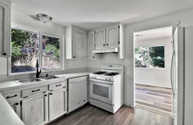 4 Bed 2.5 Bath - NAS Whidbey - Fenced Backyard Gallery 3