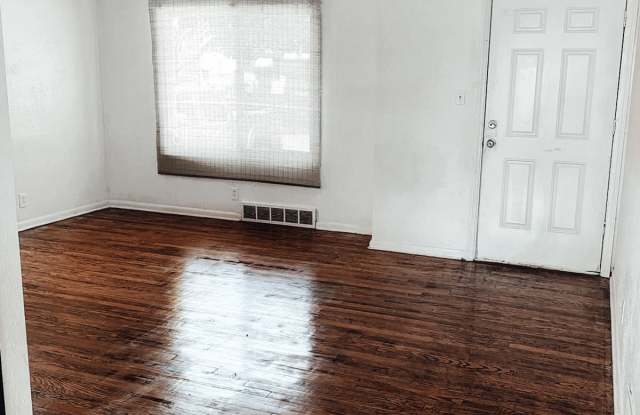 2733 Wolcott St Gallery 3