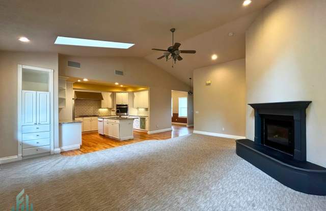 Modern and Spacious 3 Bed/2.5 Bath Home Gallery 4