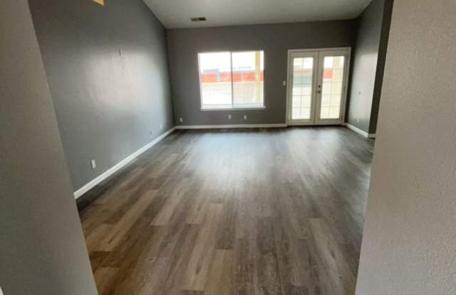3 Bedroom, 2 Bathroom Home! Schedule a Showing! Gallery 4