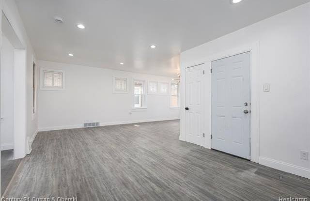 12468-70 Mendota Street Gallery 2