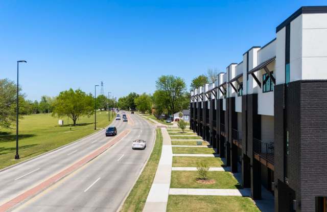 Beautiful Fully Furnished 2 Bed / 2.5 Bath  Condominium with Attached 2-Car Garage. Gallery 4