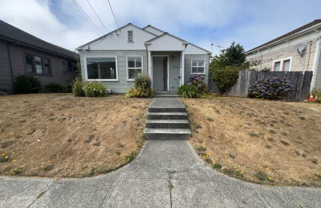 Pet-friendly Home Located in Eureka! photos photos