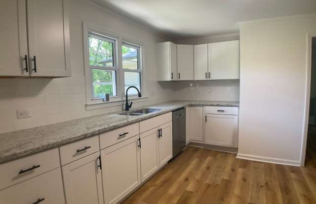 Updated Ranch in Desirable Burlington Neighborhood Gallery 4