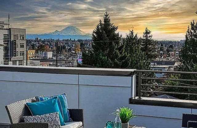 Air-Conditioned Seattle Townhome with Rooftop Deck & Mt. Rainier Views Gallery 3