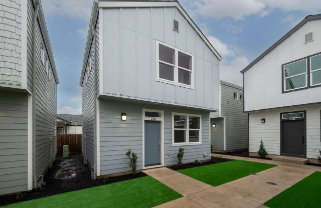 Move-In Special- Up to 3 Month's Free- Newberg's Newest Community is Available Now !!! Newberg Cottage Homes- 2 Bedroom 2.5 Bath Homes ! - 2790 Crater Lane, Newberg, OR 97132