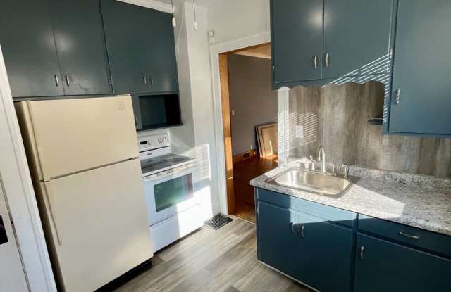 Main St. in Cedar Falls-2bd/1ba House photos photos