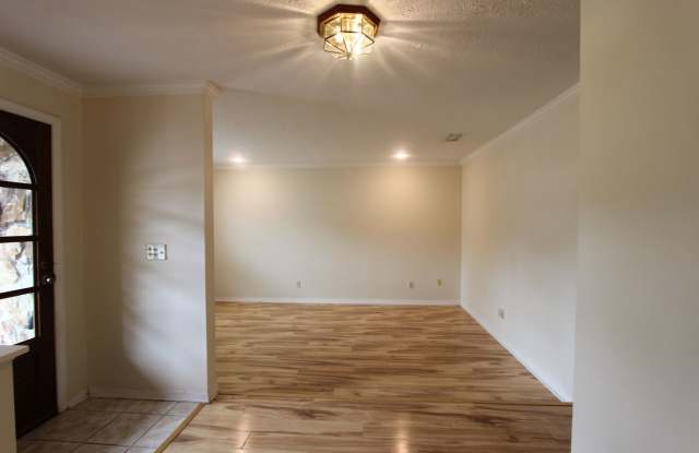 Lovely 4 Bedrooms / 2 Bathrooms / 2-Car Garage Gallery 4