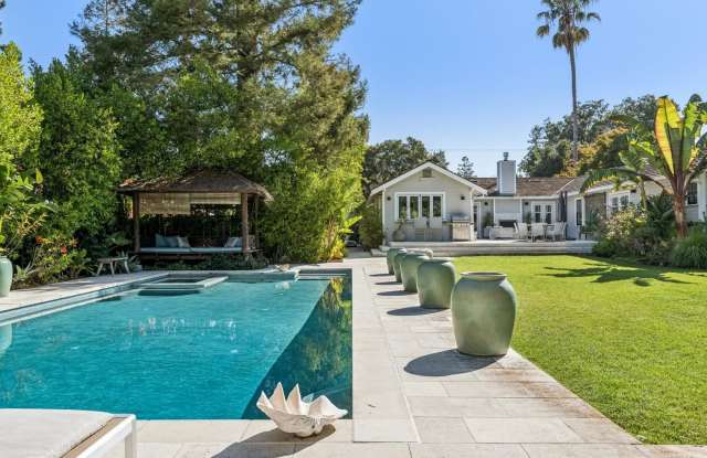 Beautifully Appointed 4 Bedroom Home with Pool & Spa Gallery 1