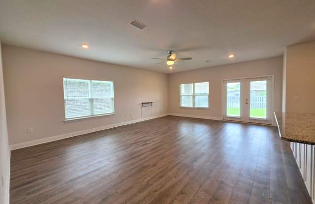 Beautiful 3BR/2BA in Gated Community with a Community Pool! Gallery 4