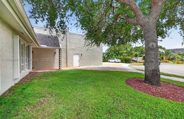 9315 SW 172nd Ter Gallery 2
