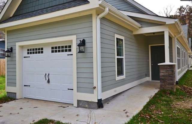 Townhouse walking distance from Black Mountain - 11 White Pine Drive, Black Mountain, NC 28711