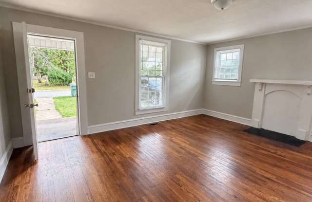 Three bedroom, 1 bath house in Graham Gallery 4