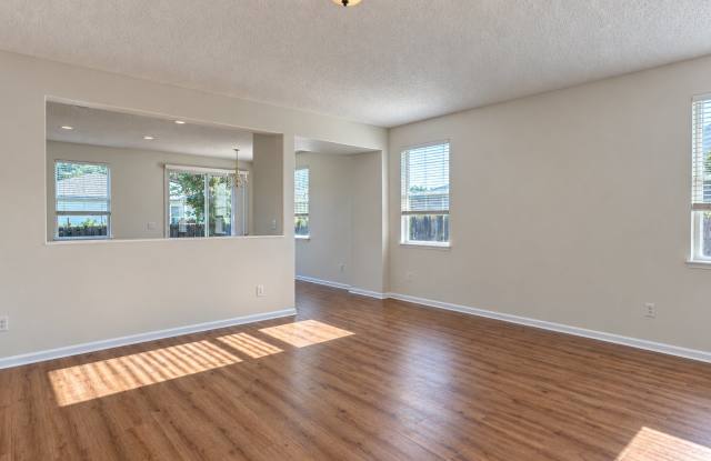 Spacious 4BR/2BA Home in Cartesian Pointe Gallery 4