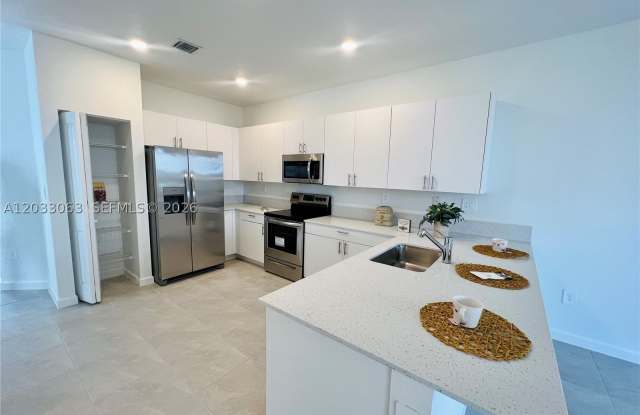 11925 SW 247th Ter Gallery 3