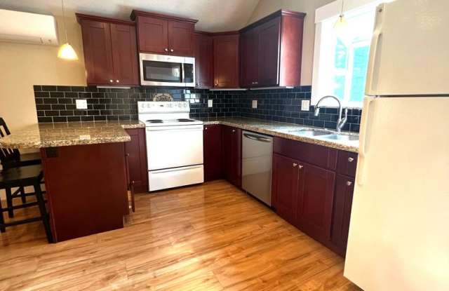 2 Bed/1 Bath Private Remodeled Home in desirable Jennings Lodge Neighborhood. Gallery 4