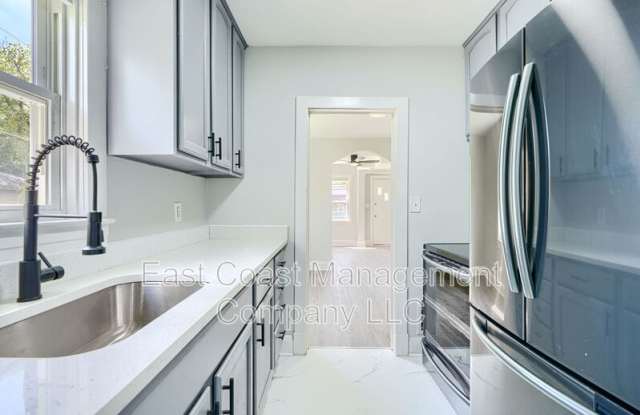 501 Middle River Rd photos photos