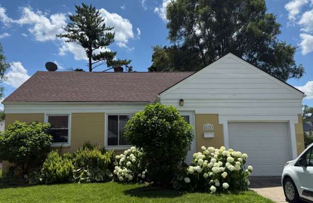 Move-In Ready 2-bedroom, 2-bathroom Home near Downtown Dearborn photos photos
