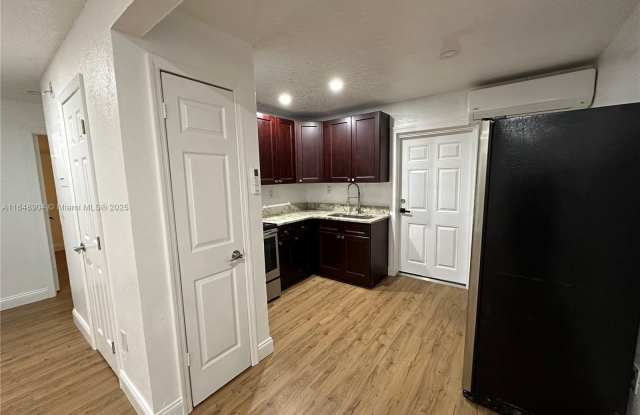 813 W Jefferson ST photos photos