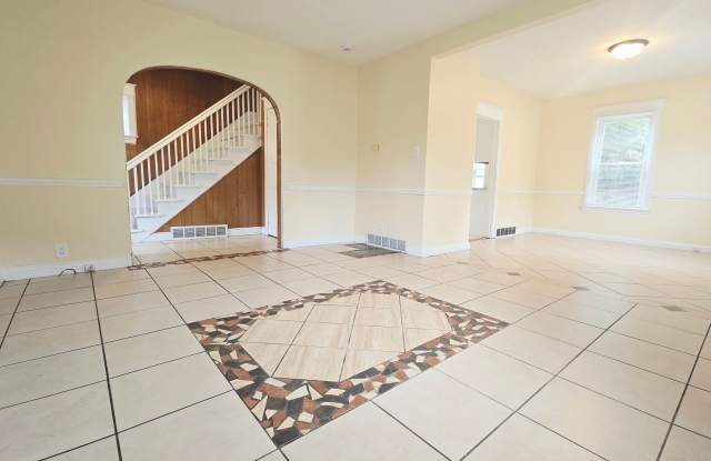 3 Bedroom House with Laundry Hookups Gallery 1