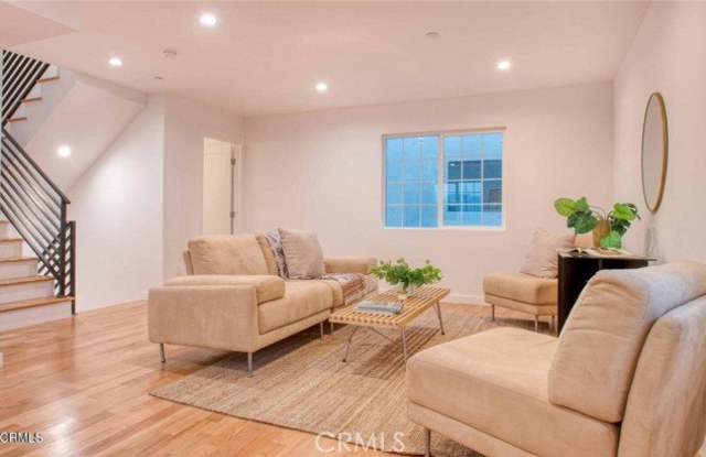 2333 1/2 Langdale Avenue Gallery 3
