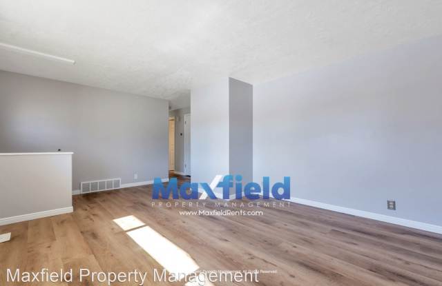 1069 E Sleepy Hollow Ln Gallery 3
