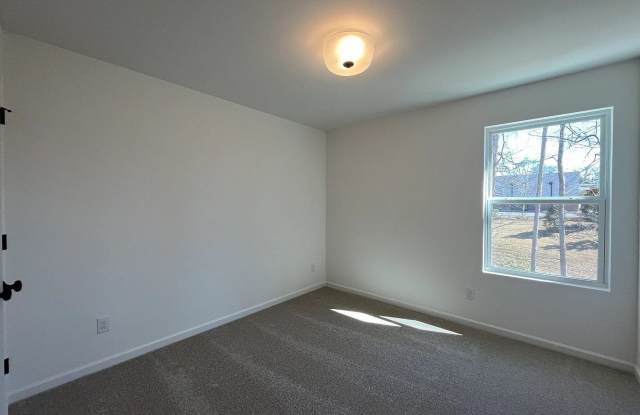 Room in 3 Bedroom Home at Pagebrook Ln Gallery 4