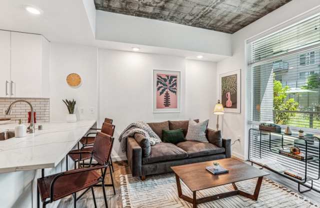 Link Apartments Four12 Gallery 3