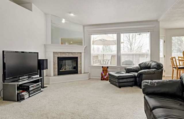 Bristol Heights Beauty: Single-Level 3-Car Garage Home with Private Backyard Gallery 4