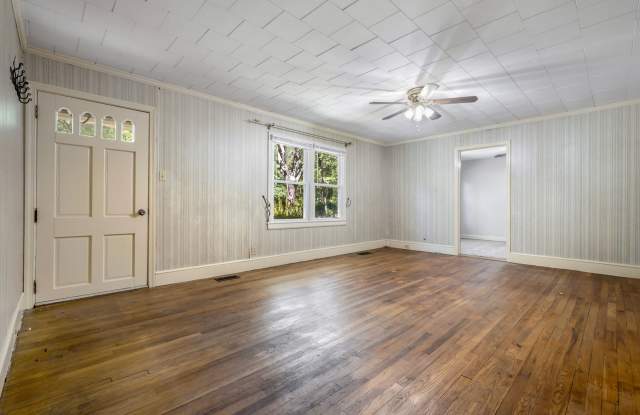 3 Bedroom House on One Acre of Land - Lawn Care Included! Gallery 4
