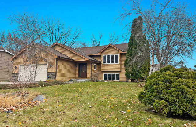 Spacious 5 BR with Fireplace and 2 Decks is Close to Everything and Pet Friendly! - 17446 Goldenview Avenue, Lakeville, MN 55044