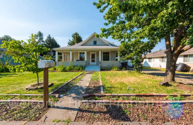 Classic 2 Bedroom Home with Tall Ceilings Gallery 4