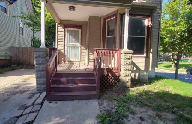 3 Bedroom 1.5 bath - very large bathtub Gallery 1