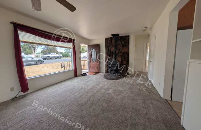 Charming 2-Bedroom, 1-Bathroom Home with a Large Yard & Double Garage Shop Gallery 4