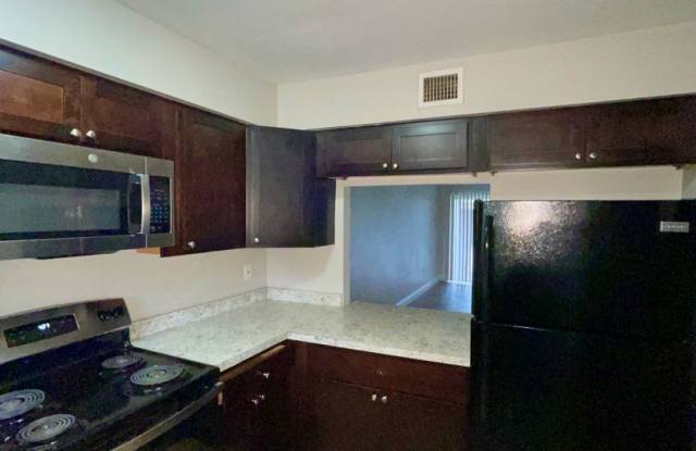 Spacious 2-story 2 BR/1.5BA Avalon Condo Near Airport Gallery 4