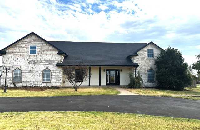 Large 5 Bedroom Home with In-ground Pool, Storm Cellar and Workshop Gallery 3