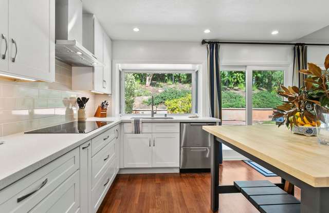 Beautifully Furnished Designer Single-Level 3 Bedroom Home with Lake Mission Viejo Access! Gallery 3