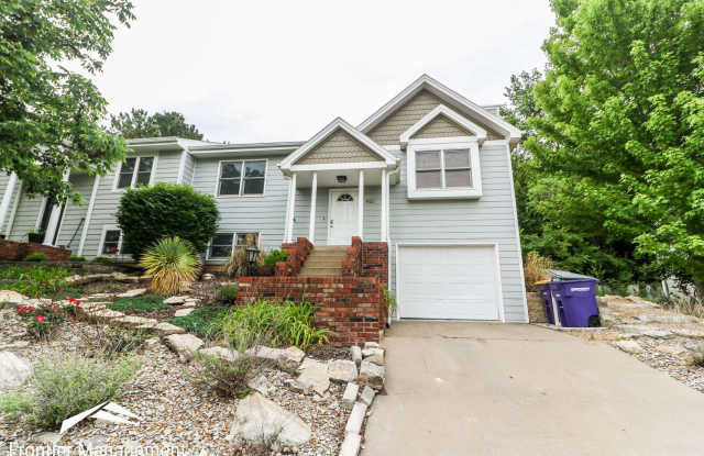 Stunning single-family home in West Manhattan. 3 individual bathrooms! - 912 Connecticut Avenue, Manhattan, KS 66502