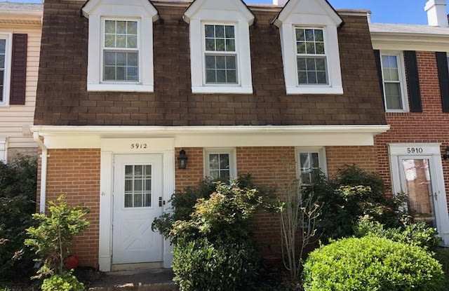 3-bed 2.5-bath Townhouse Well situated close to George Mason University, I-495 - Burke - 5912 Kara Place, Burke, VA 22015